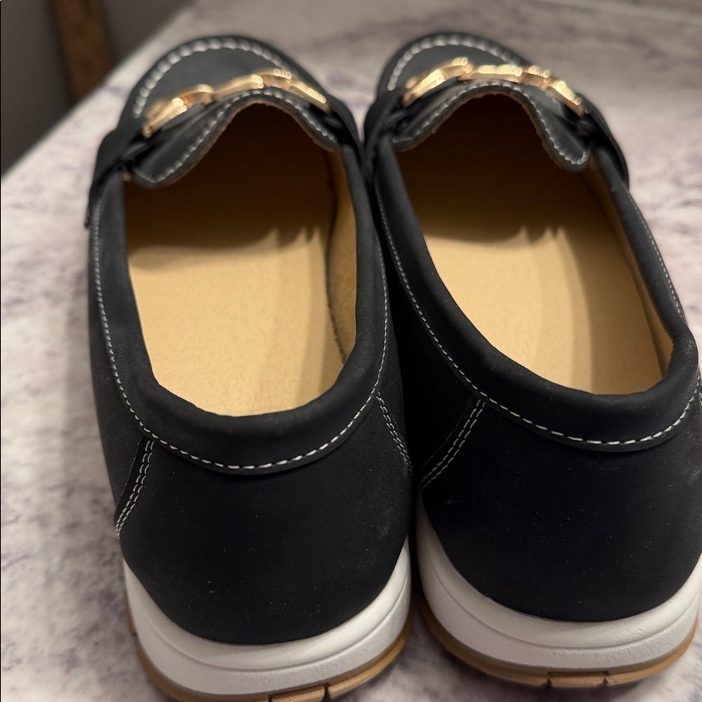 Black Women's Chain-Accent Loafers size 8 - Picture 3 of 5